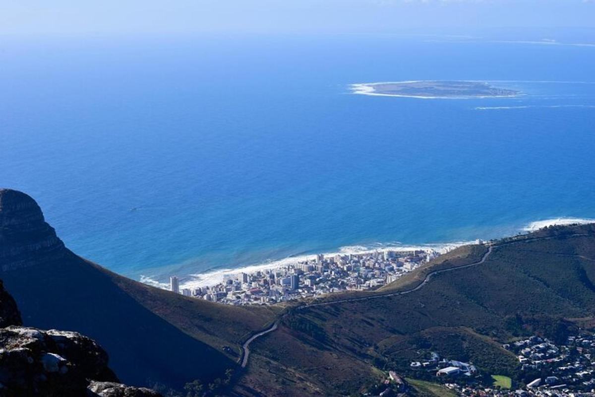 una vista aèria d'una ciutat i l'oceà