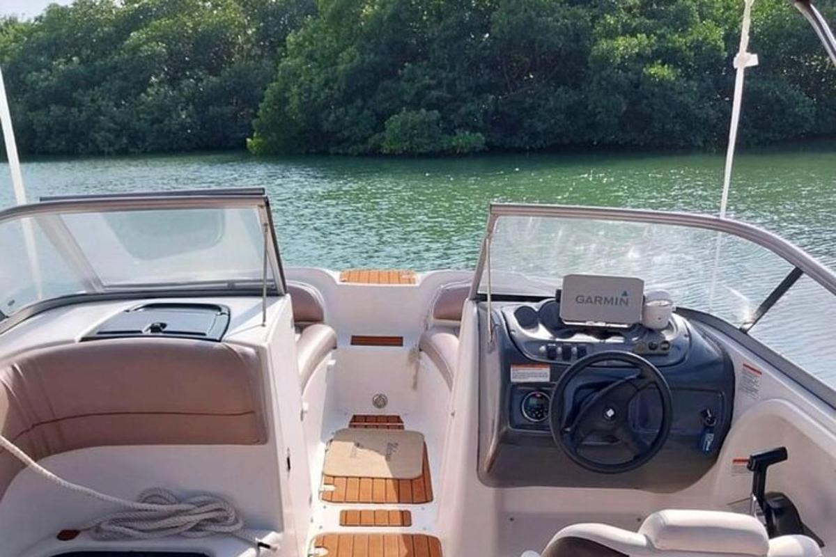 чамац са мотором на воденој површини