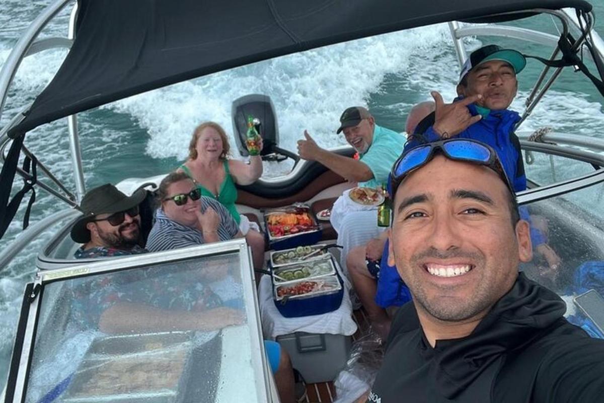 un grupo de personas en un barco en el agua