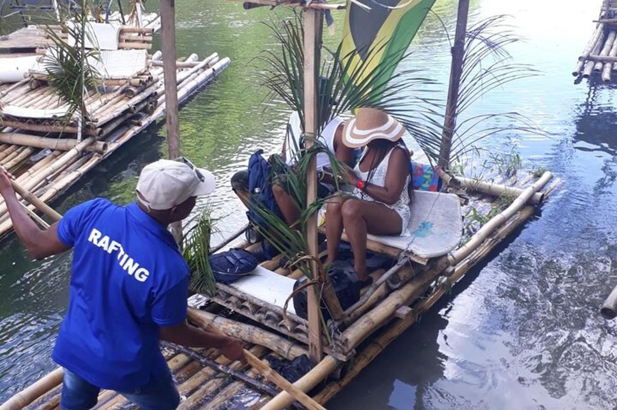 dua orang di atas rakit bambu di air