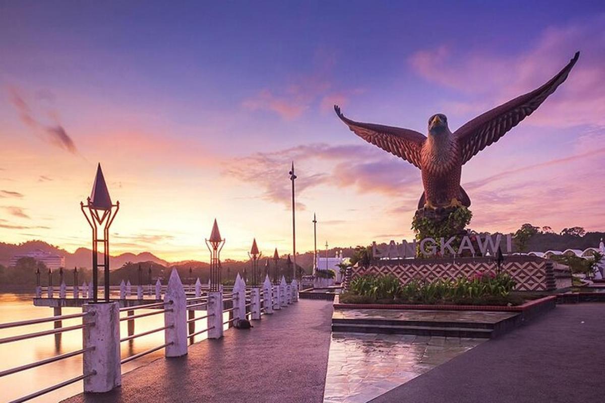 một bức tượng đại bàng dang rộng đôi cánh