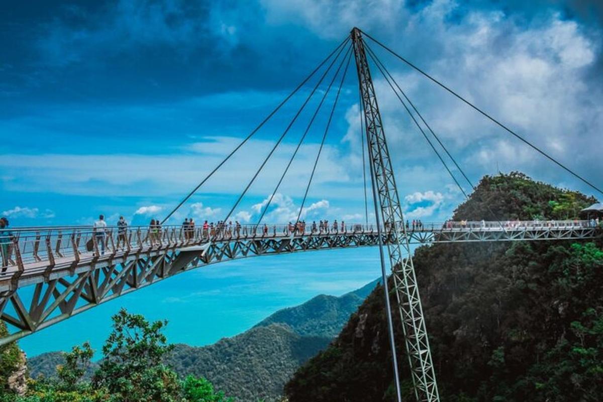 un ponte in montagna con delle persone sopra