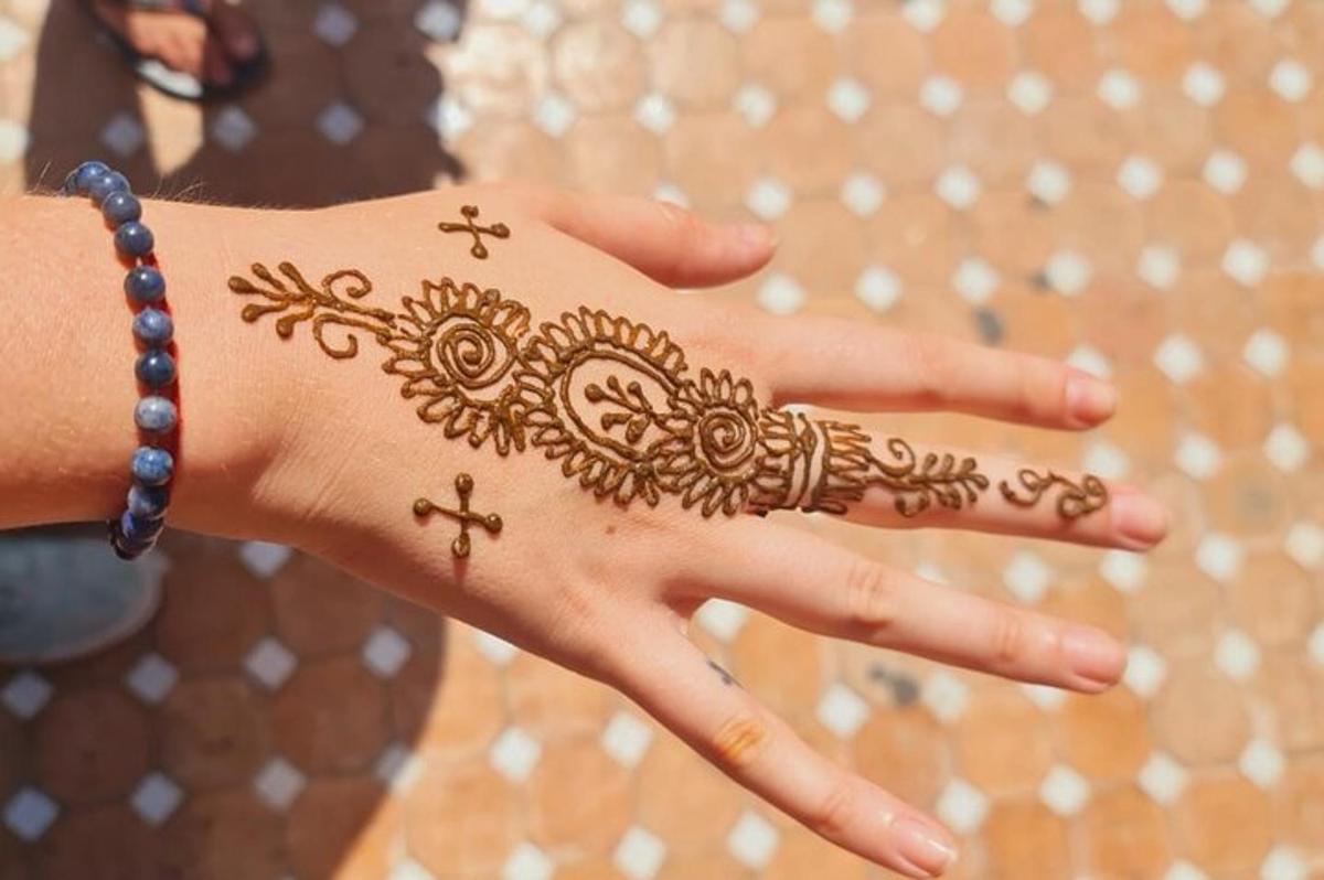 Una mujer con un diseño de henna en su mano.