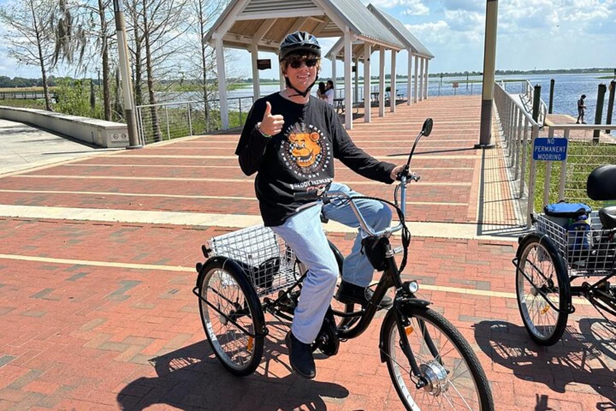 un uomo che fa il pollice in su mentre va in bicicletta
