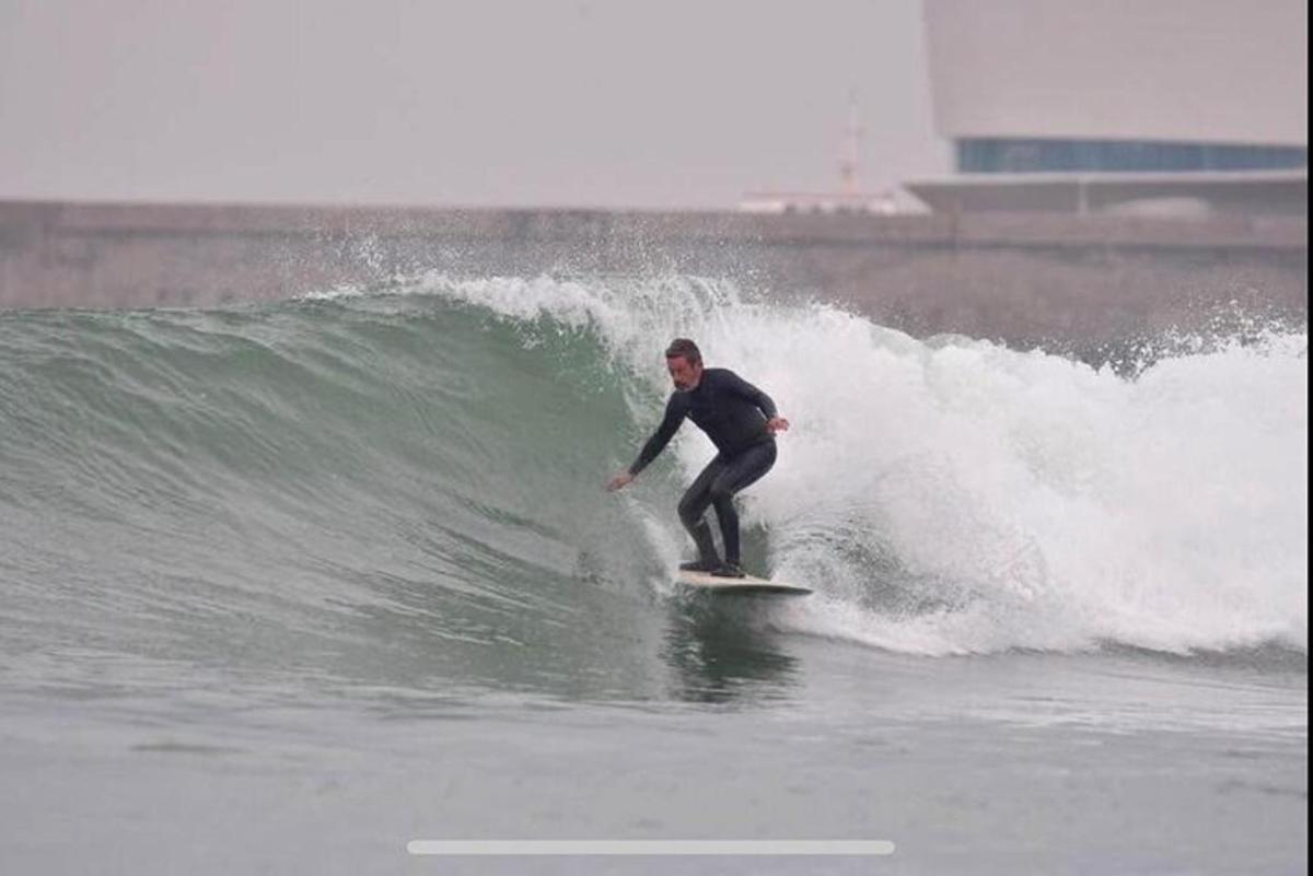 un uomo che cavalca un'onda su una tavola da surf nell'oceano