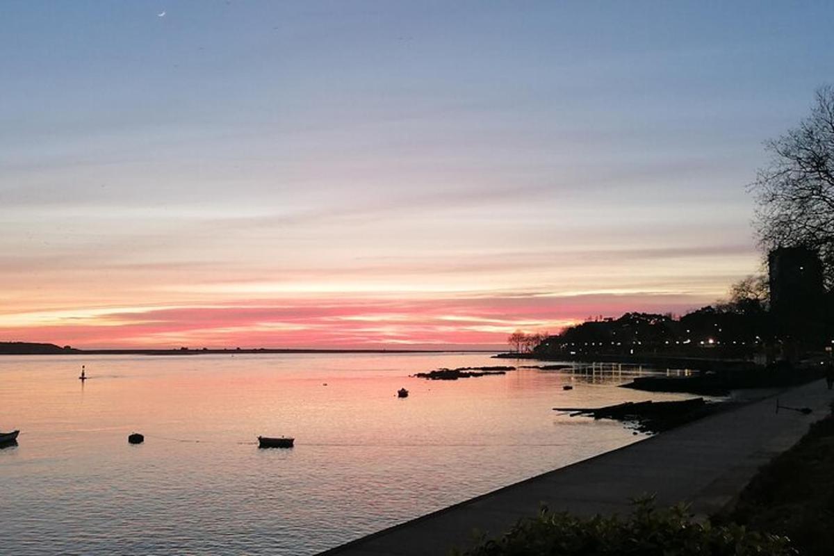 um pôr do sol sobre um lago com barcos na água