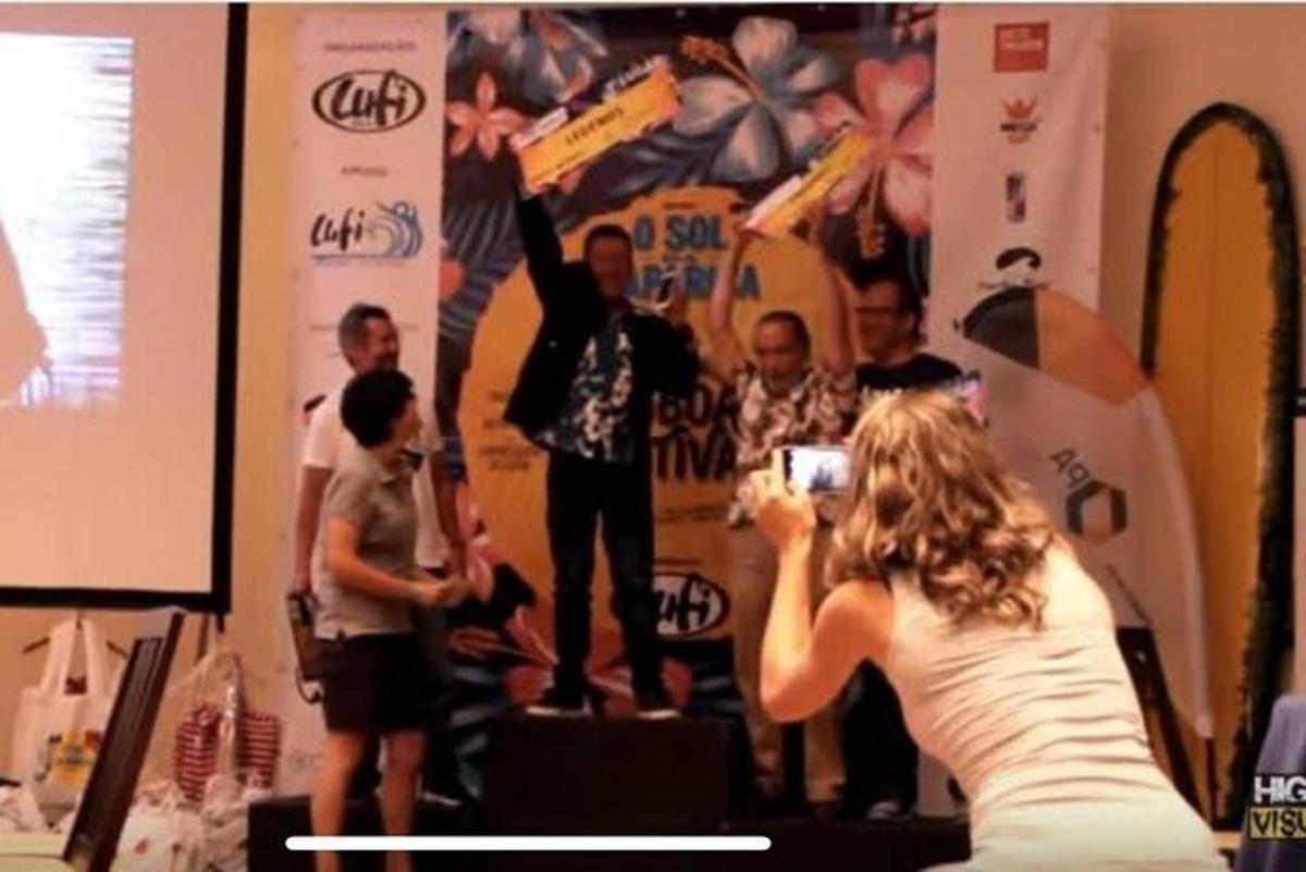 una donna che scatta una foto a un uomo su un palco
