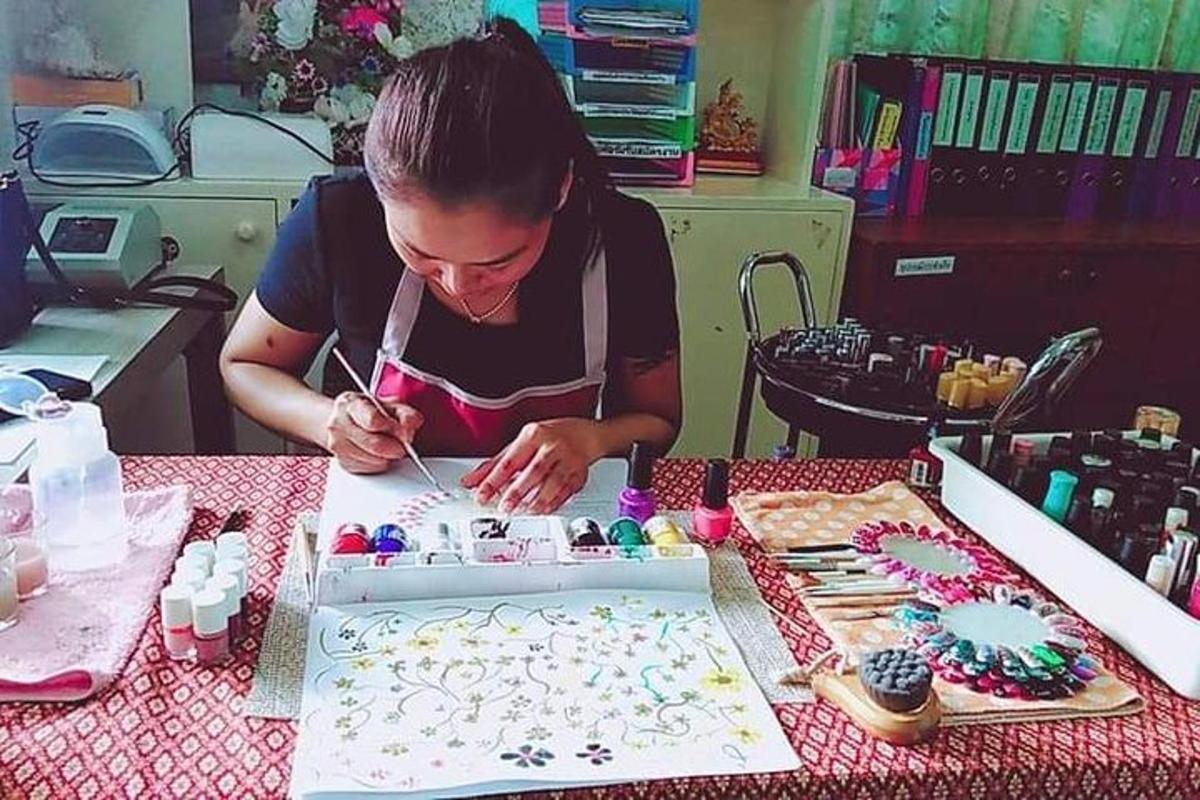 una donna seduta a un tavolo che taglia una torta