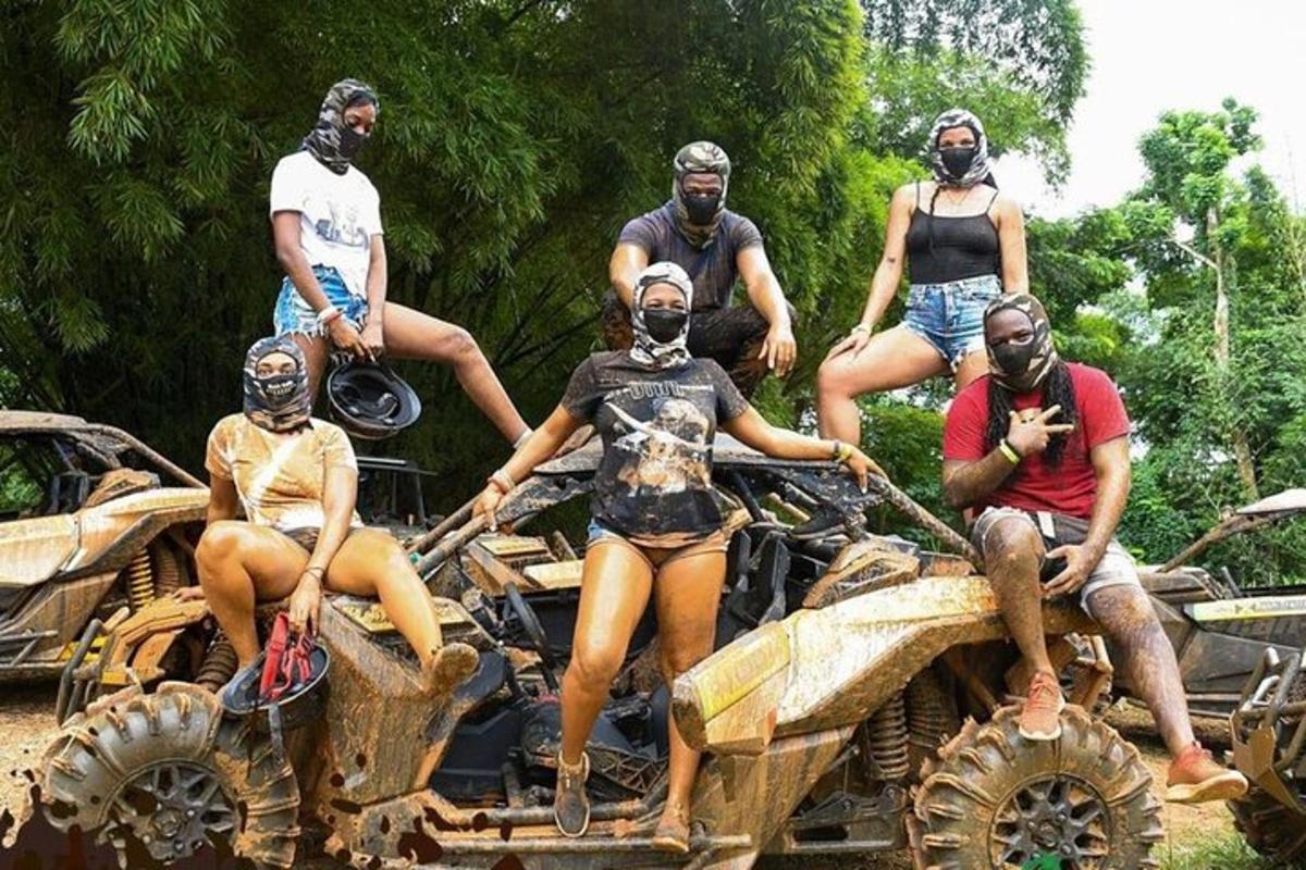 um grupo de pessoas sentadas na parte traseira de quadriciclos