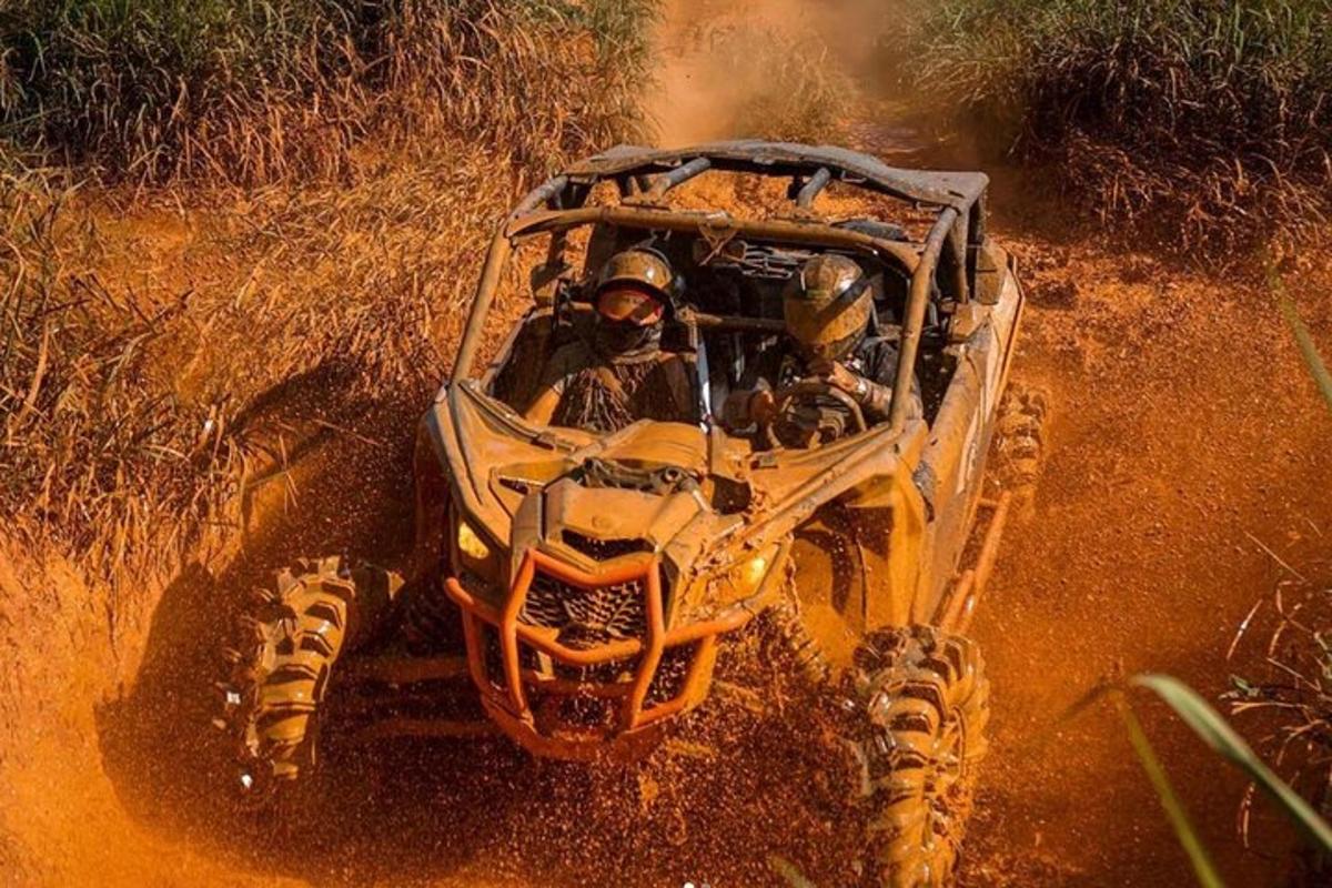 uma pessoa andando de moto em uma estrada de terra