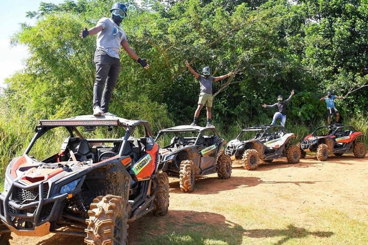 sekelompok orang berdiri di atap empat ATV