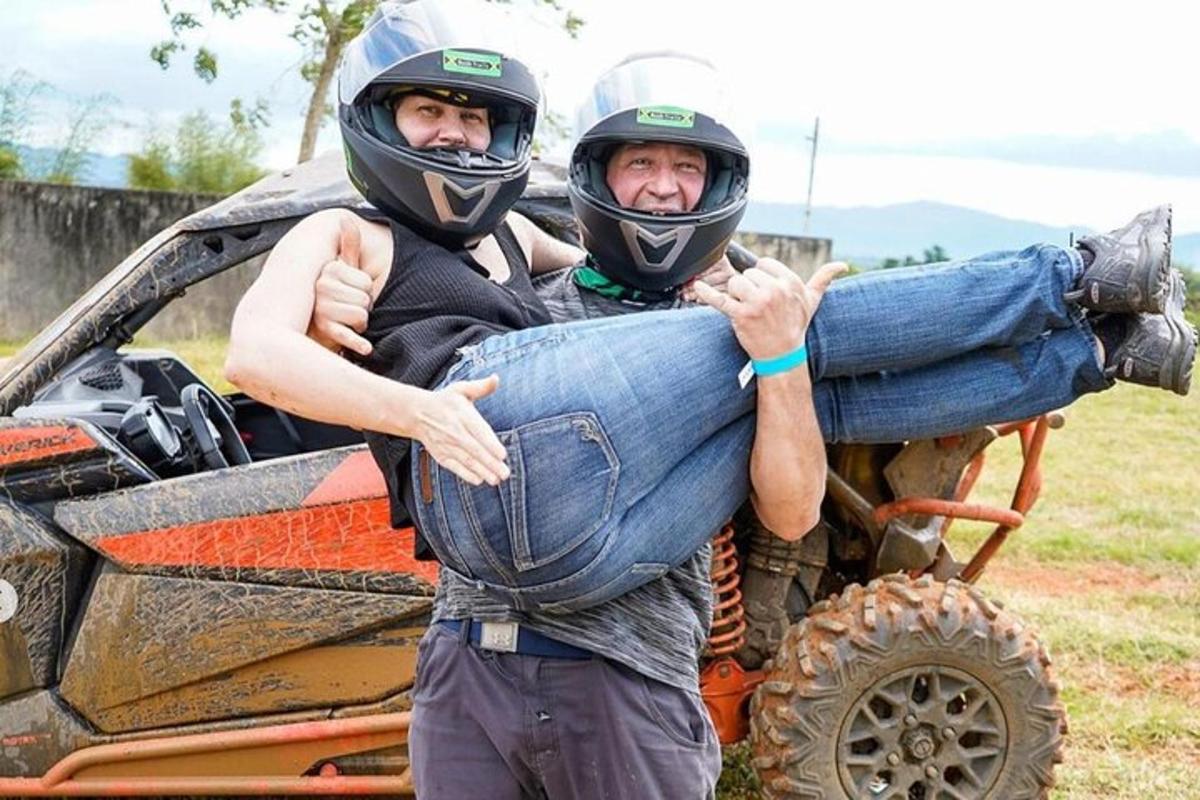 dois homens usando capacetes em pé ao lado de um caminhão