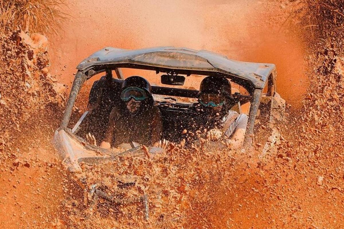 dos personas en un jeep en el barro