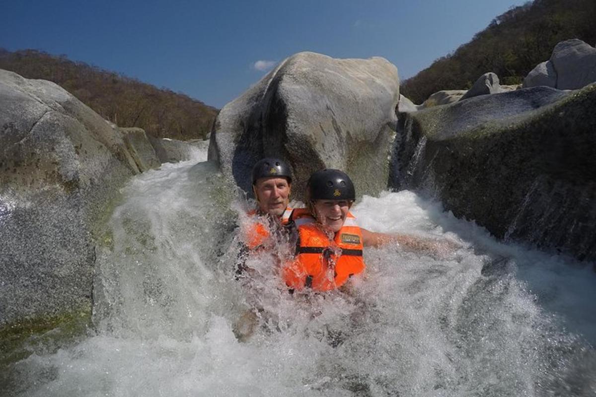 dues persones fan ràfting en una cascada d'un riu