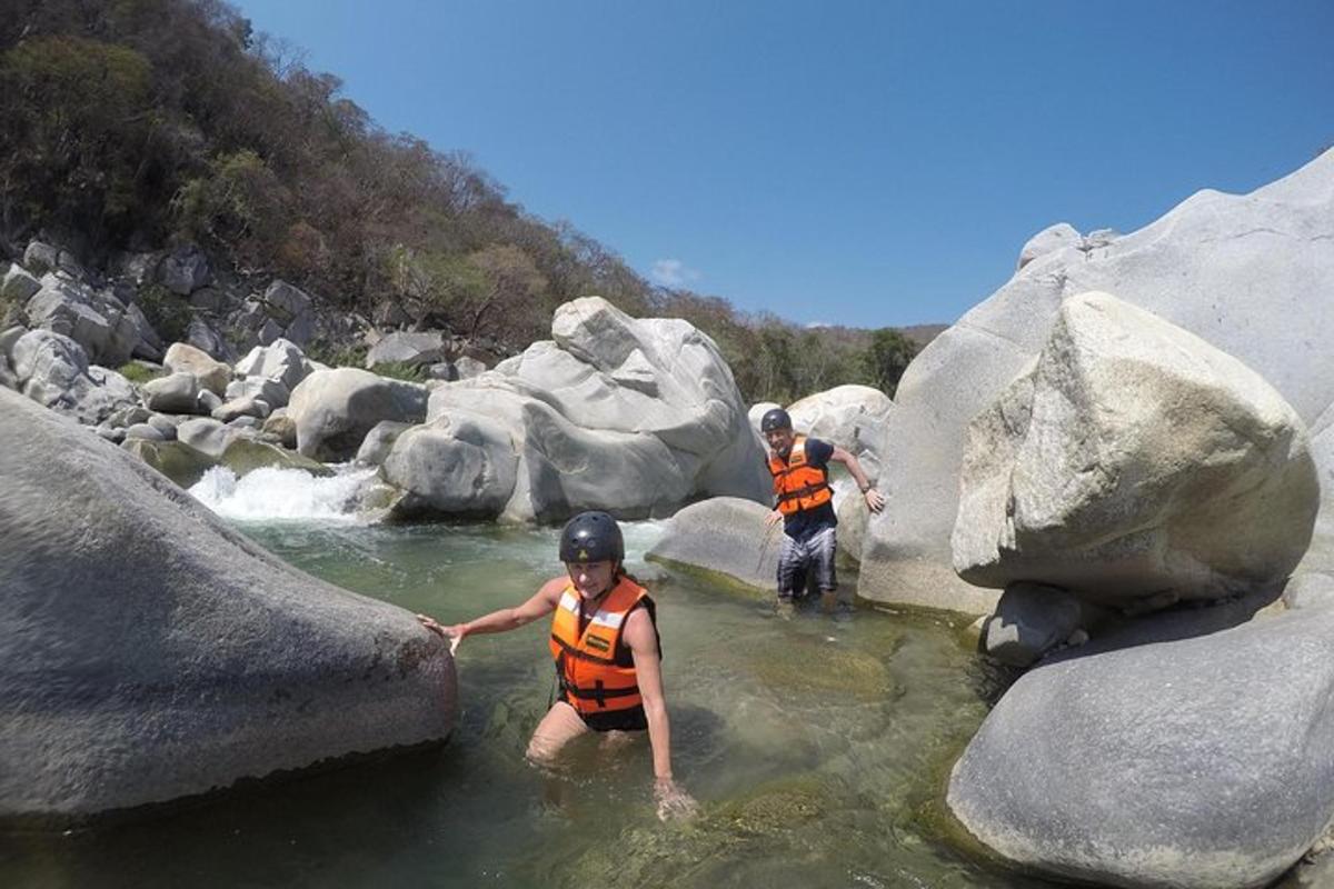 dues persones a l'aigua d'un riu