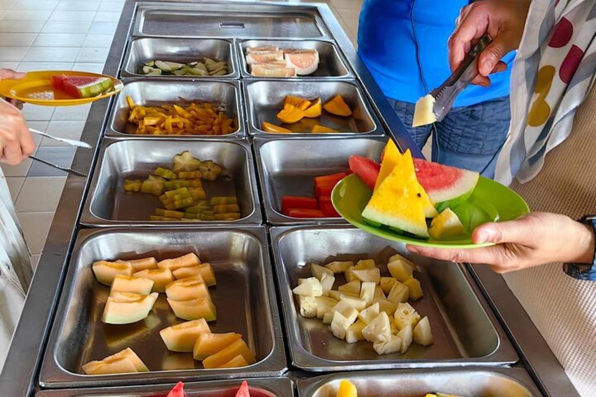 một nhóm người đang cầm một đĩa thức ăn