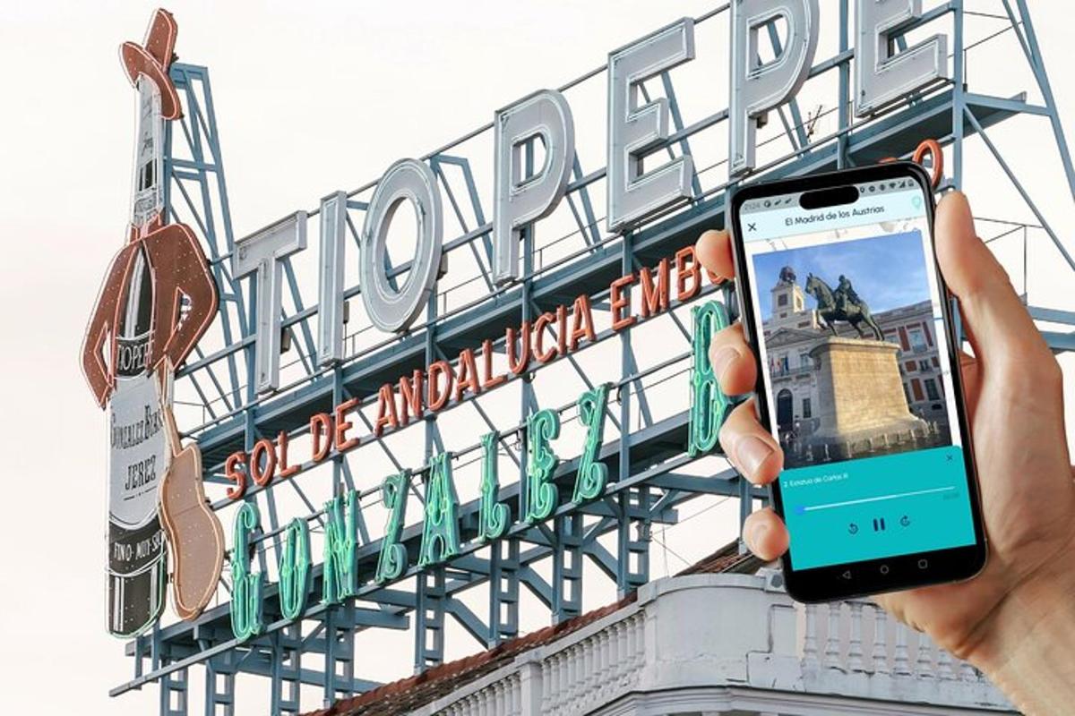 una persona que sostiene un teléfono celular frente a un cartel