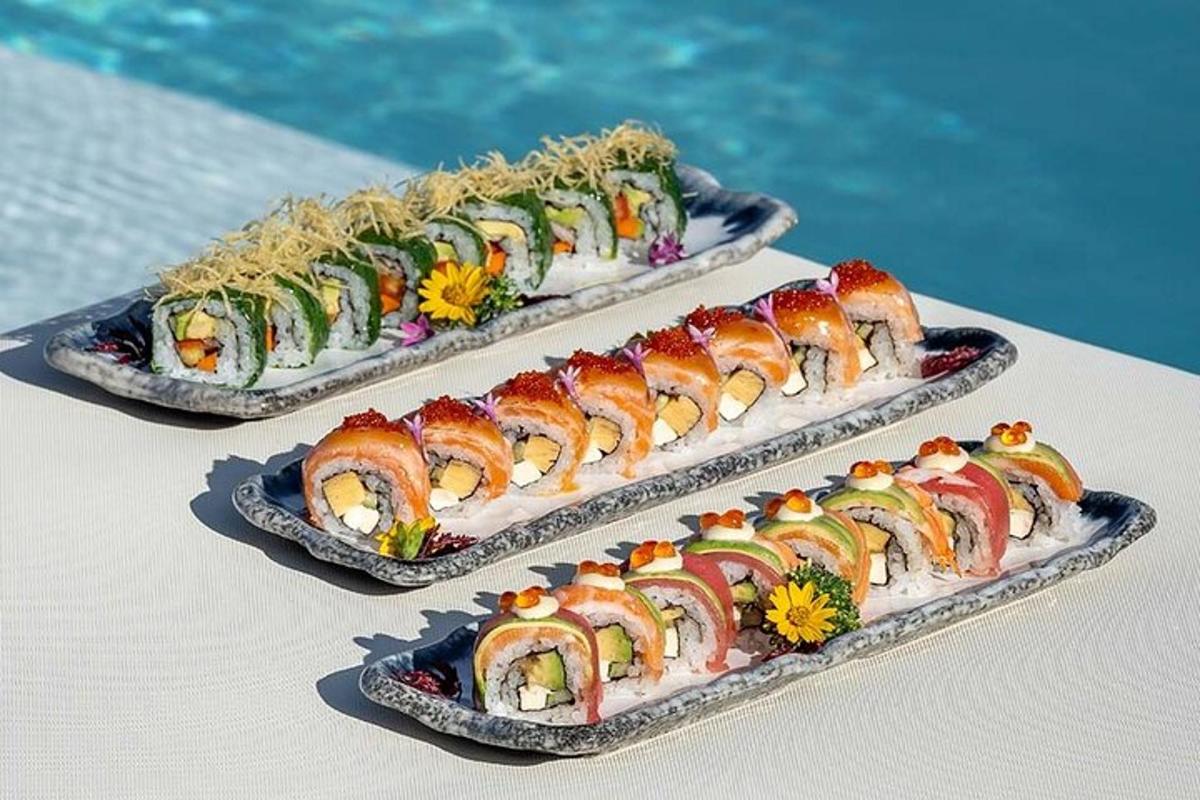 kolm sushialust laual basseini kõrval