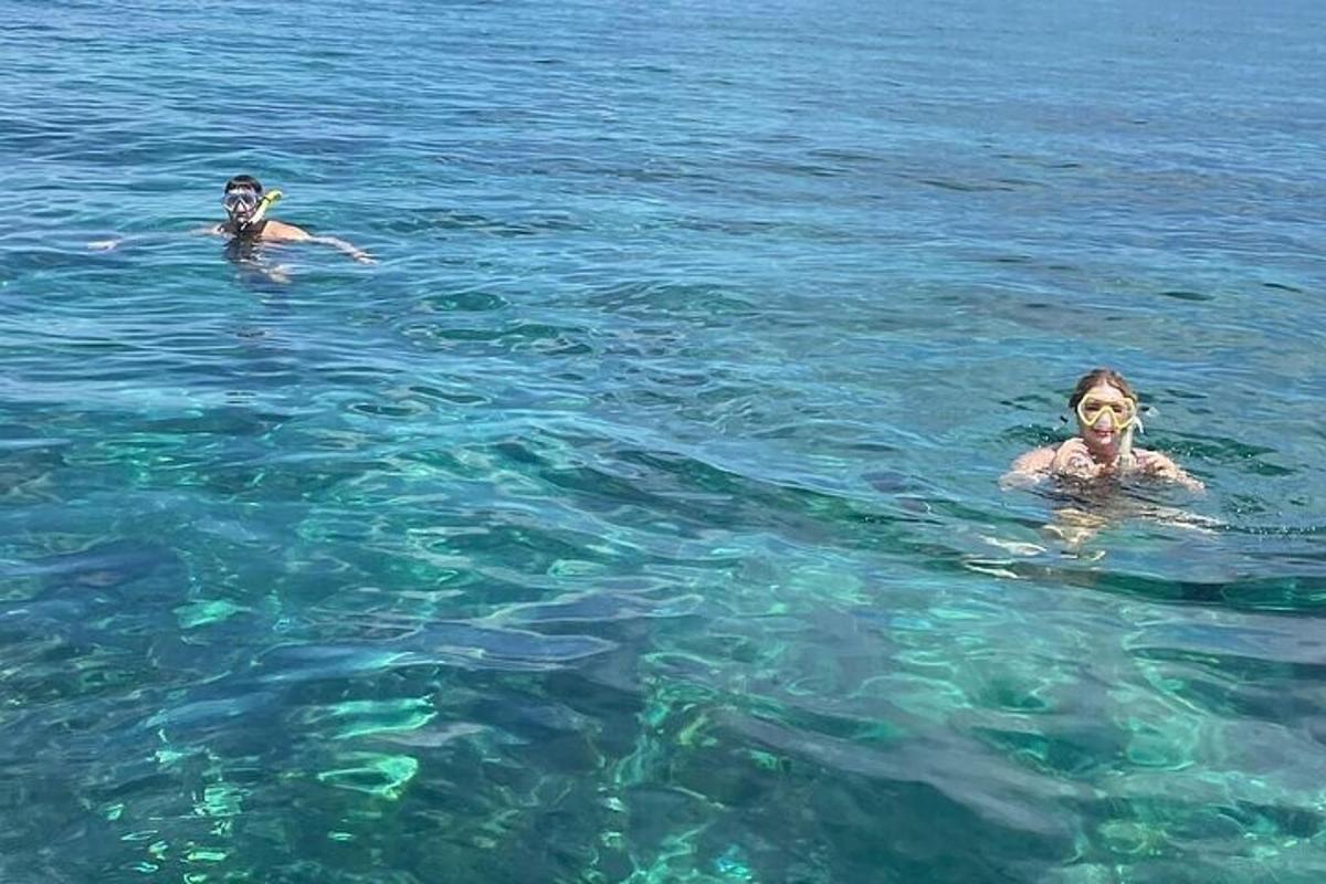 Δύο άνθρωποι κολυμπούν στο νερό στον ωκεανό