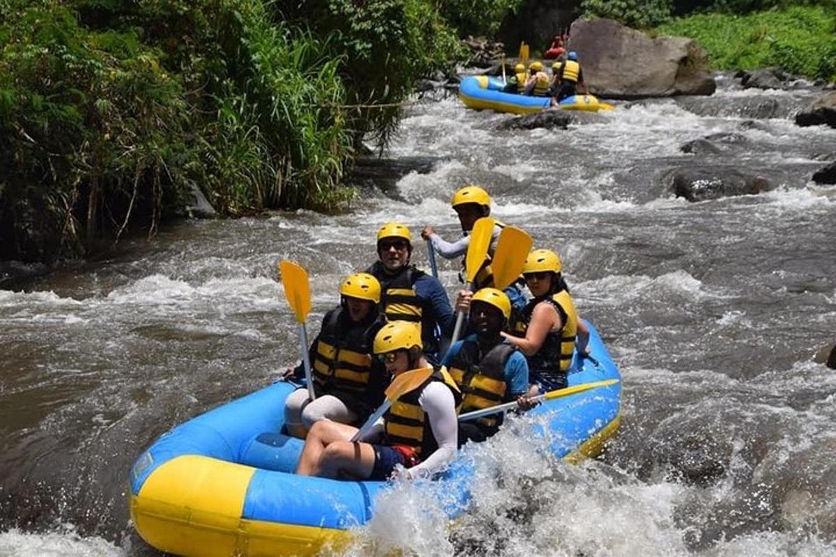 isang grupo ng mga tao sa mga balsa sa isang ilog