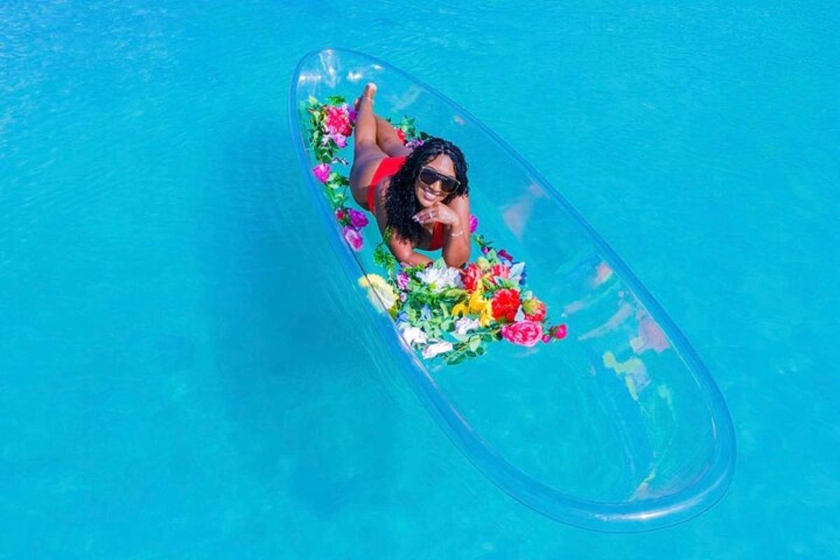 isang babaeng lumulutang sa isang surfboard sa tubig