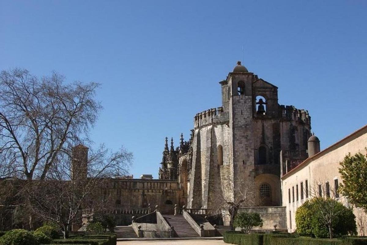 un vecchio edificio con una torre in cima