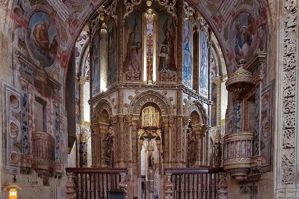 una grande chiesa con un grande altare al suo interno