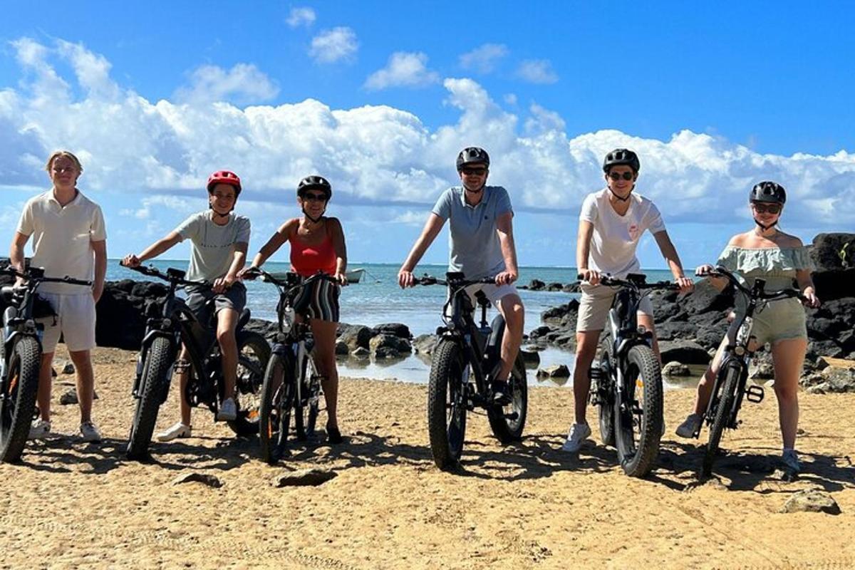 un grup de persones anant en bicicleta a la platja