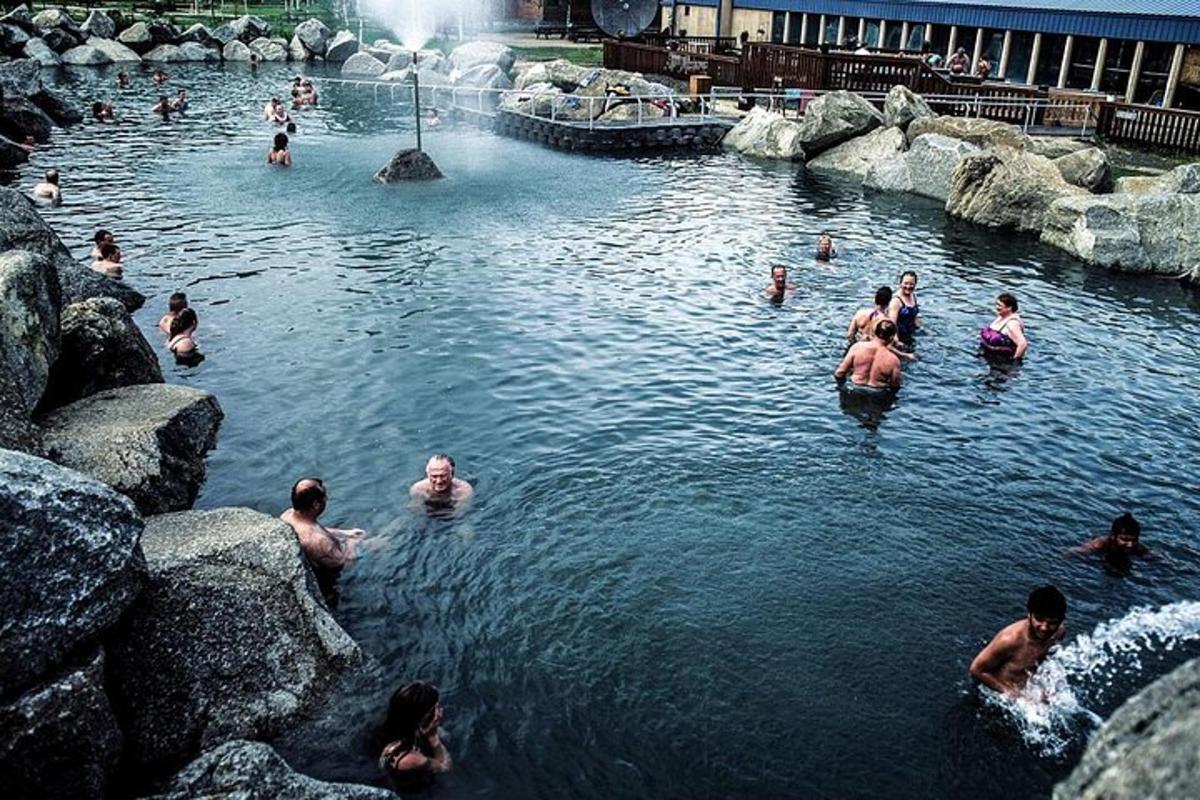 un gruppo di persone che nuotano in una piscina d'acqua