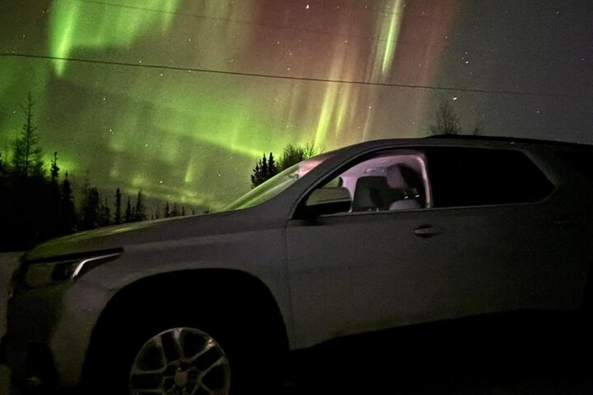 un'auto è parcheggiata davanti all'aurora