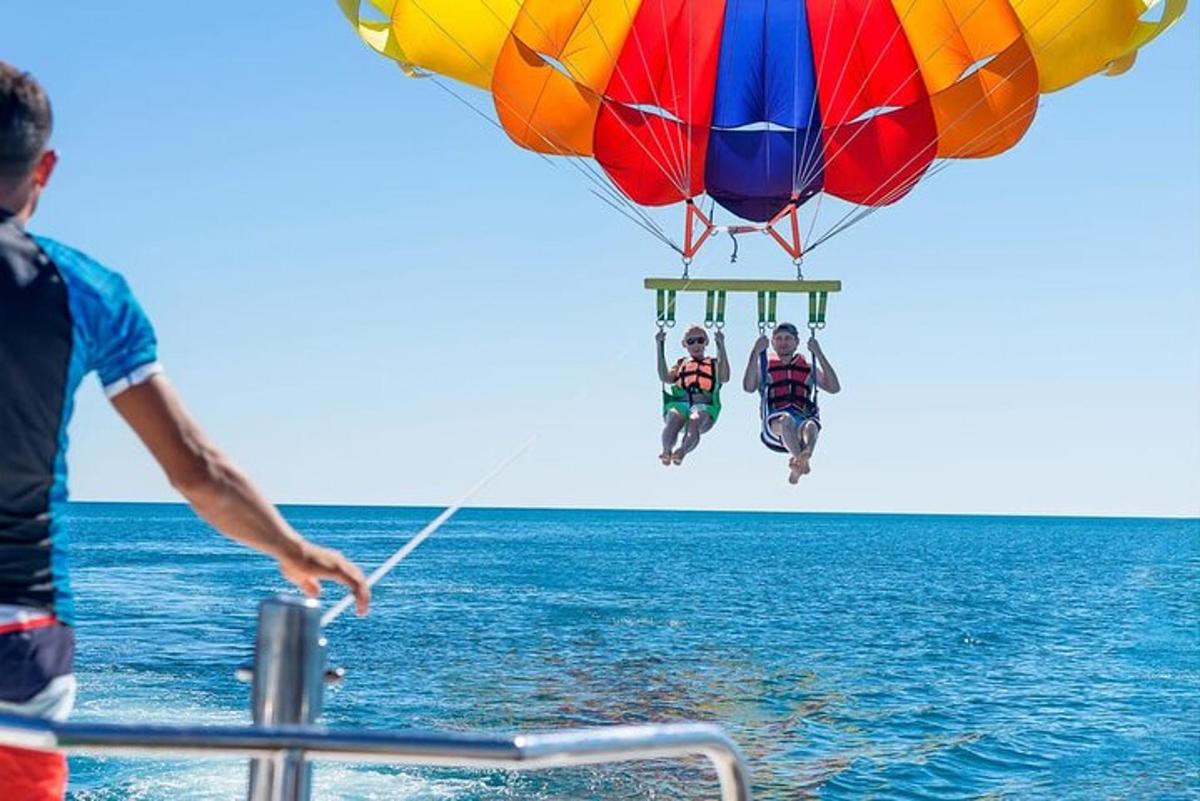 due persone stanno volando in mongolfiera sopra l'oceano