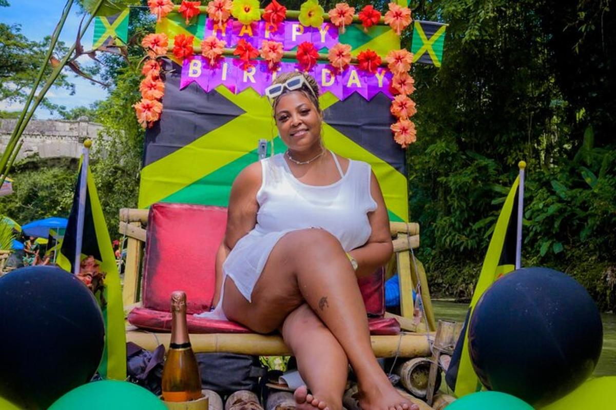 uma mulher sentada em uma cadeira de praia com uma placa