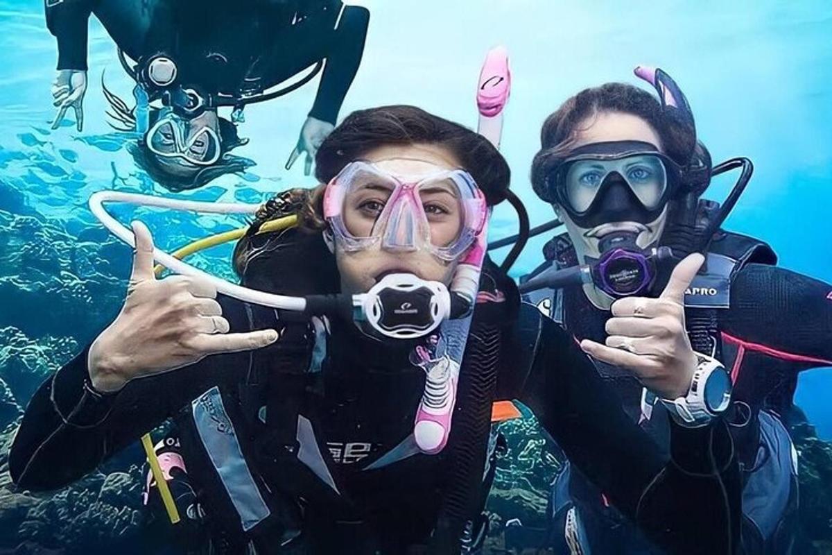 dva lidé v potápěčské výstroji pózují pro fotografii