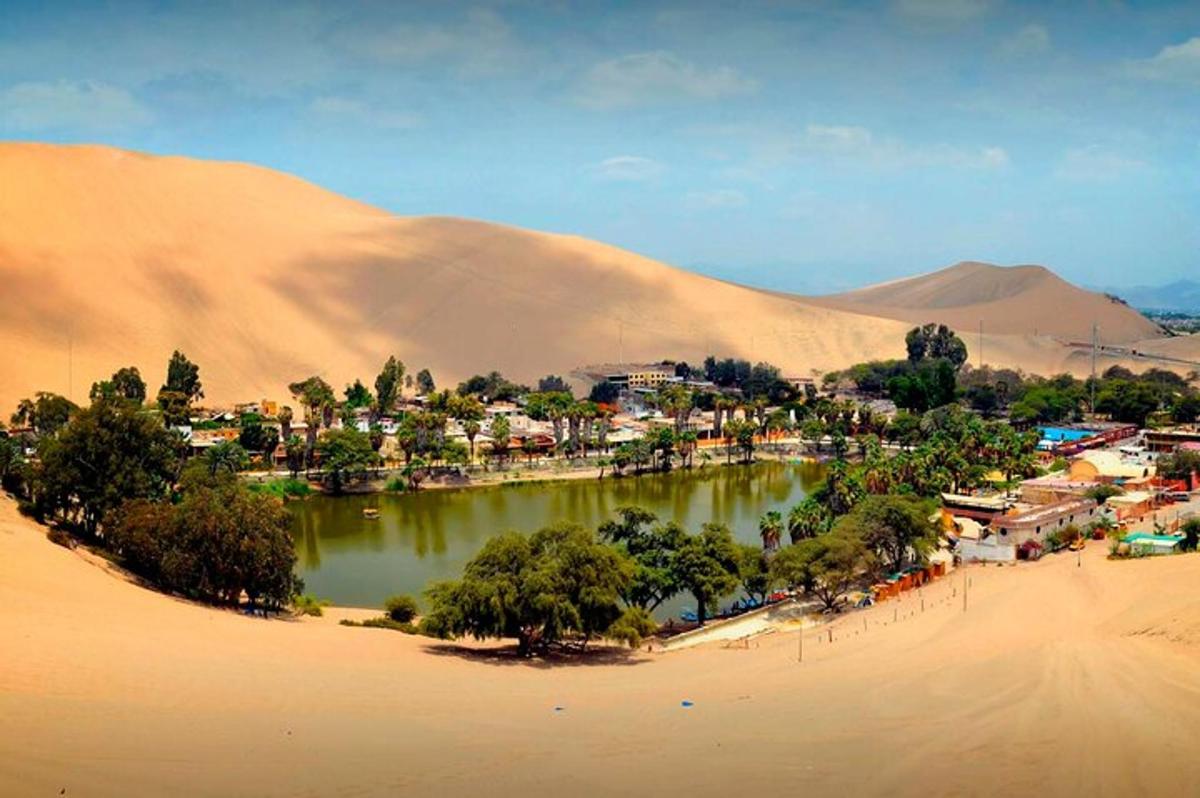 un petit poble al desert al costat d'una massa d'aigua