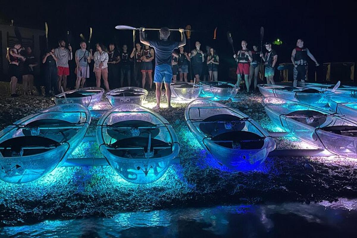 un uomo in piedi davanti a un gruppo di acquari