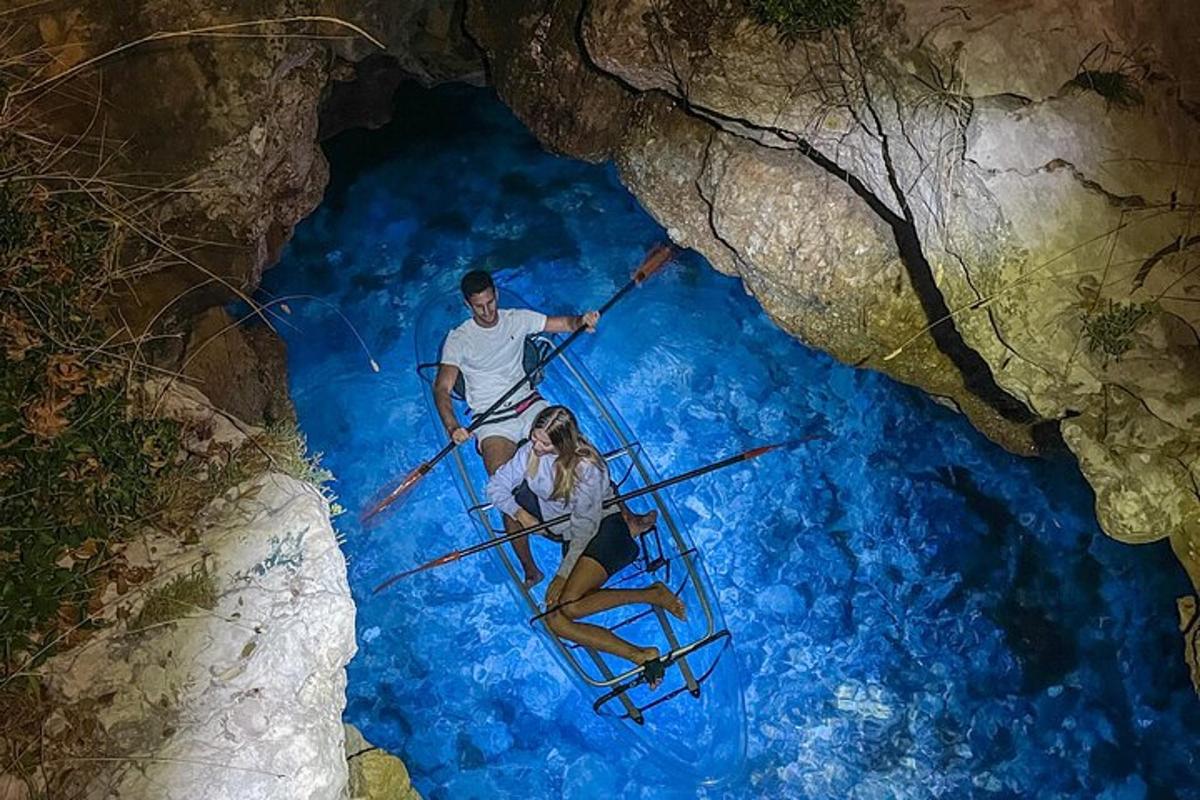 dua orang dalam bot di sungai palsu