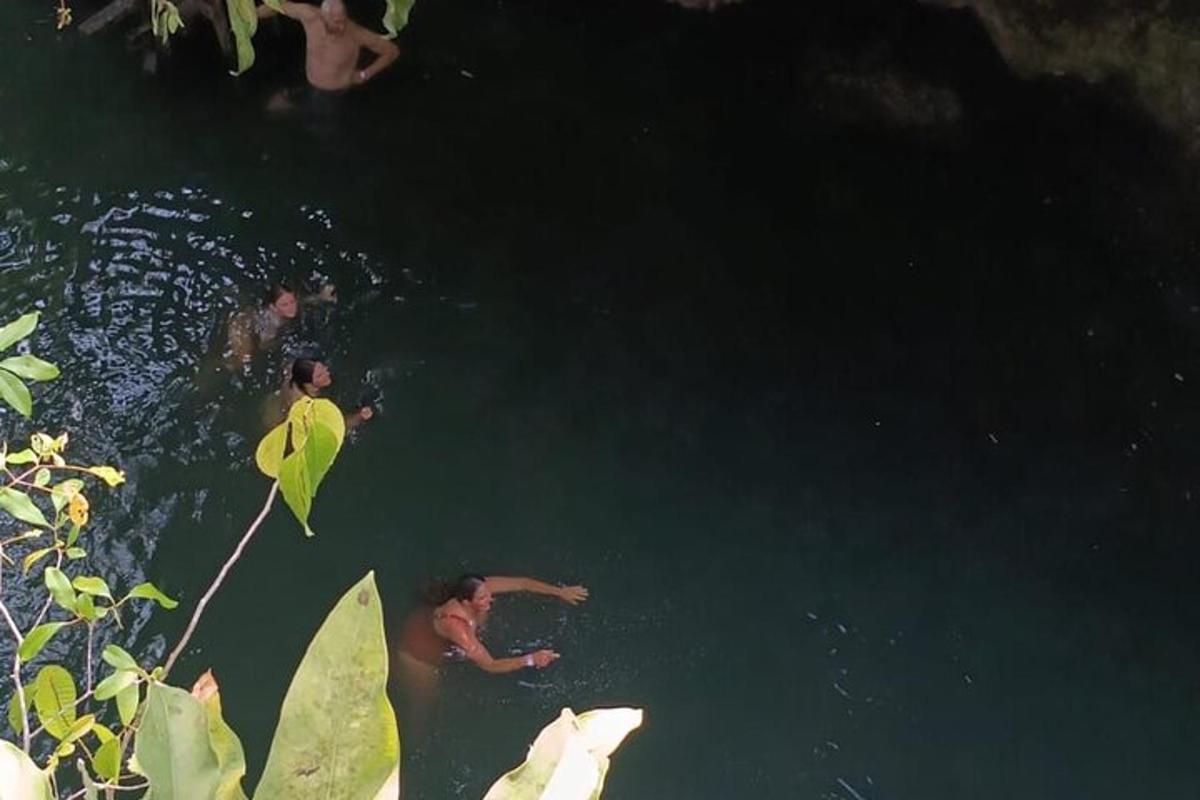 un gruppo di persone che nuotano nell'acqua