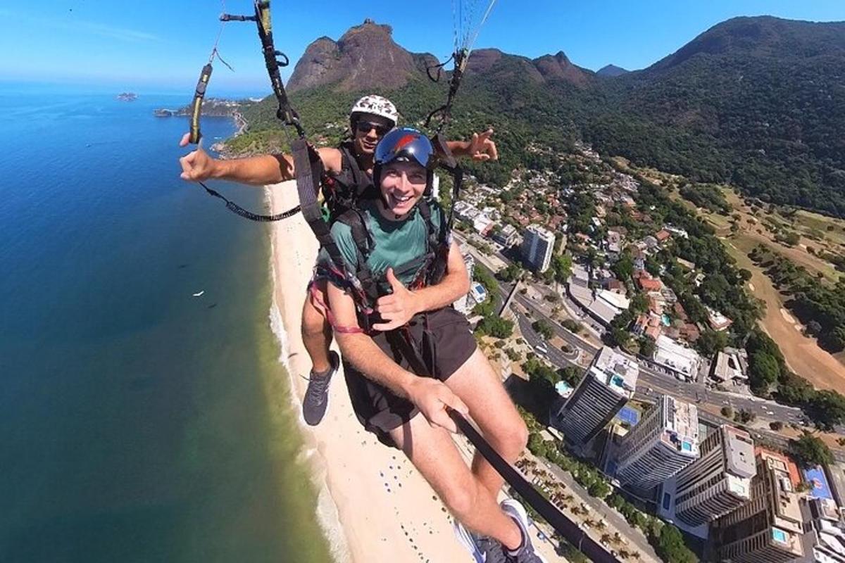 hai người trên đường trượt zipline qua bãi biển