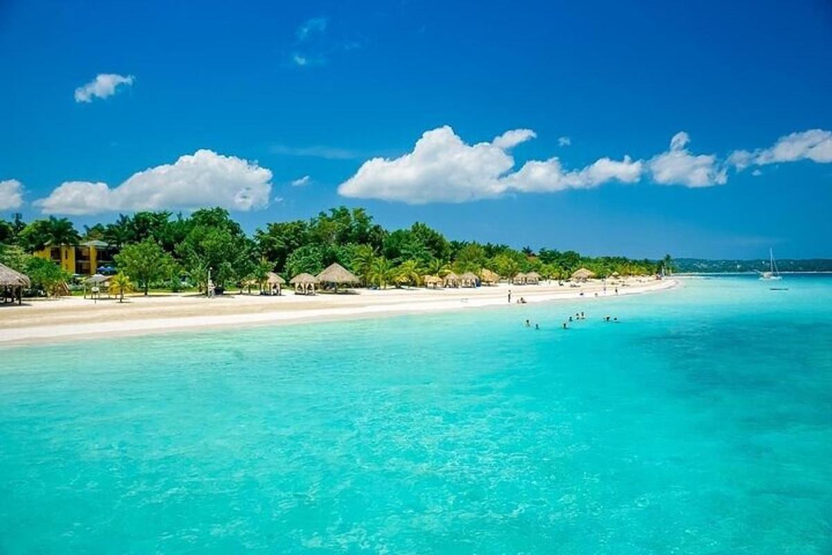 una spiaggia con un gruppo di persone in acqua