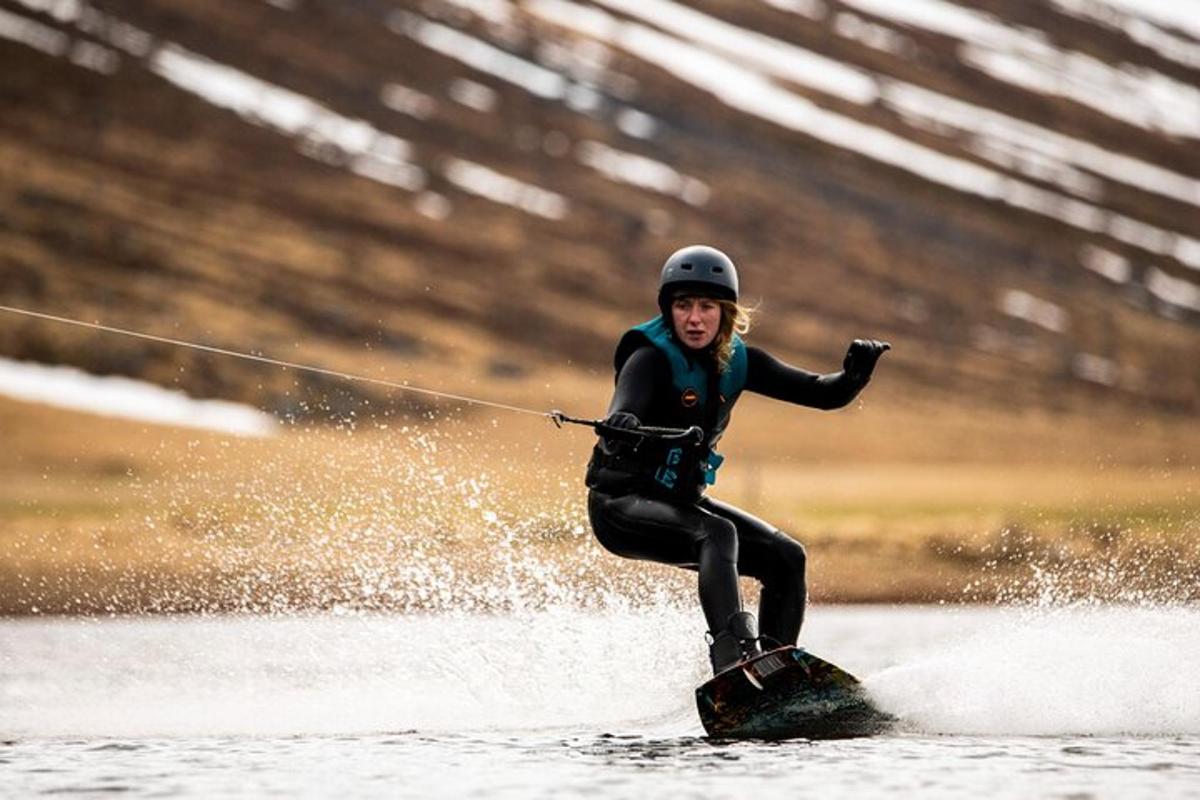 isang taong water skiing sa isang board sa tubig