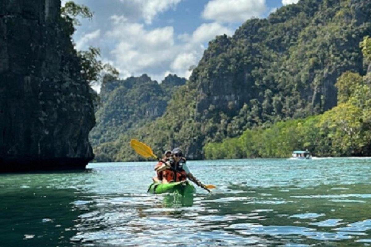un gruppo di persone in kayak in acqua