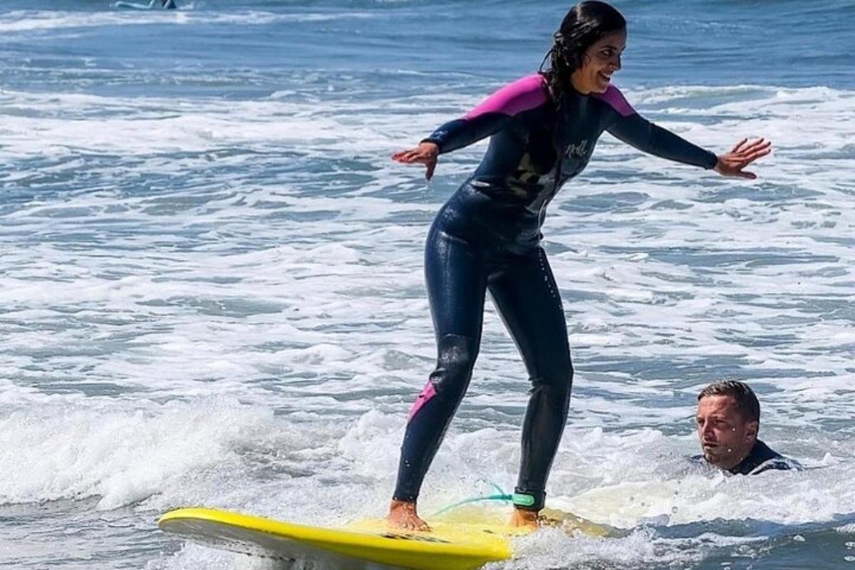 žena jedoucí na vlně na surfovém prkně v oceánu