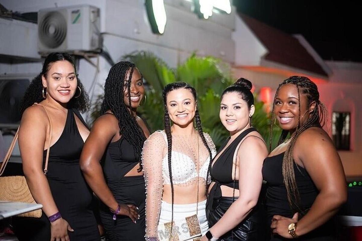 un gruppo di donne vestite di nero che posano per una foto