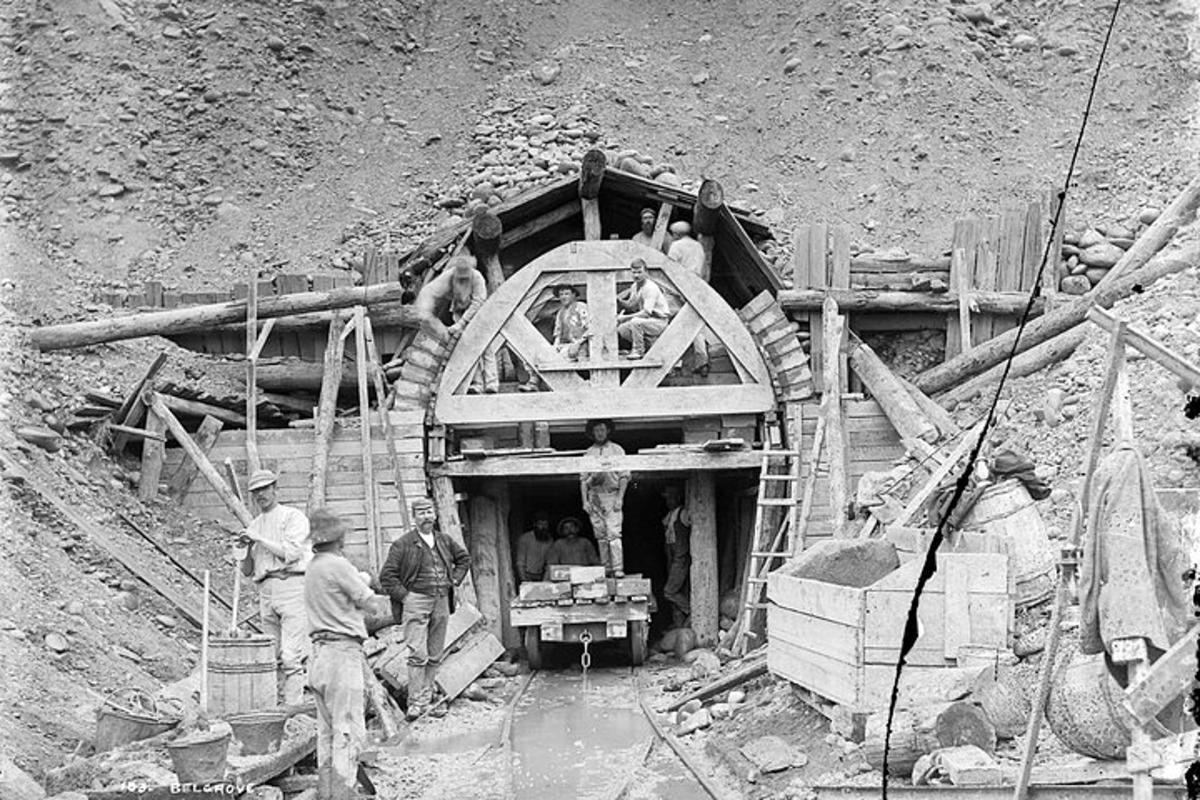 skupina mužů pracujících na stavbě