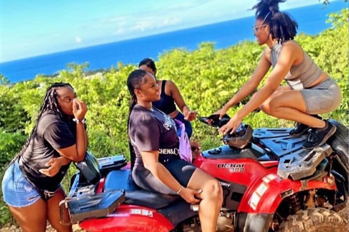 un grup de dones assegudes en un quad