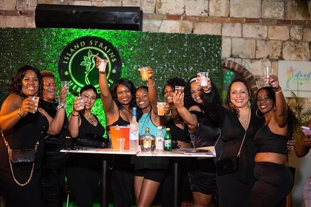 un gruppo di donne che sollevano i loro bicchieri di champagne