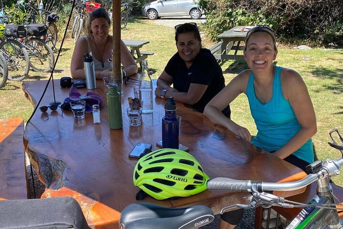 skupina lidí sedících u stolu s helmou