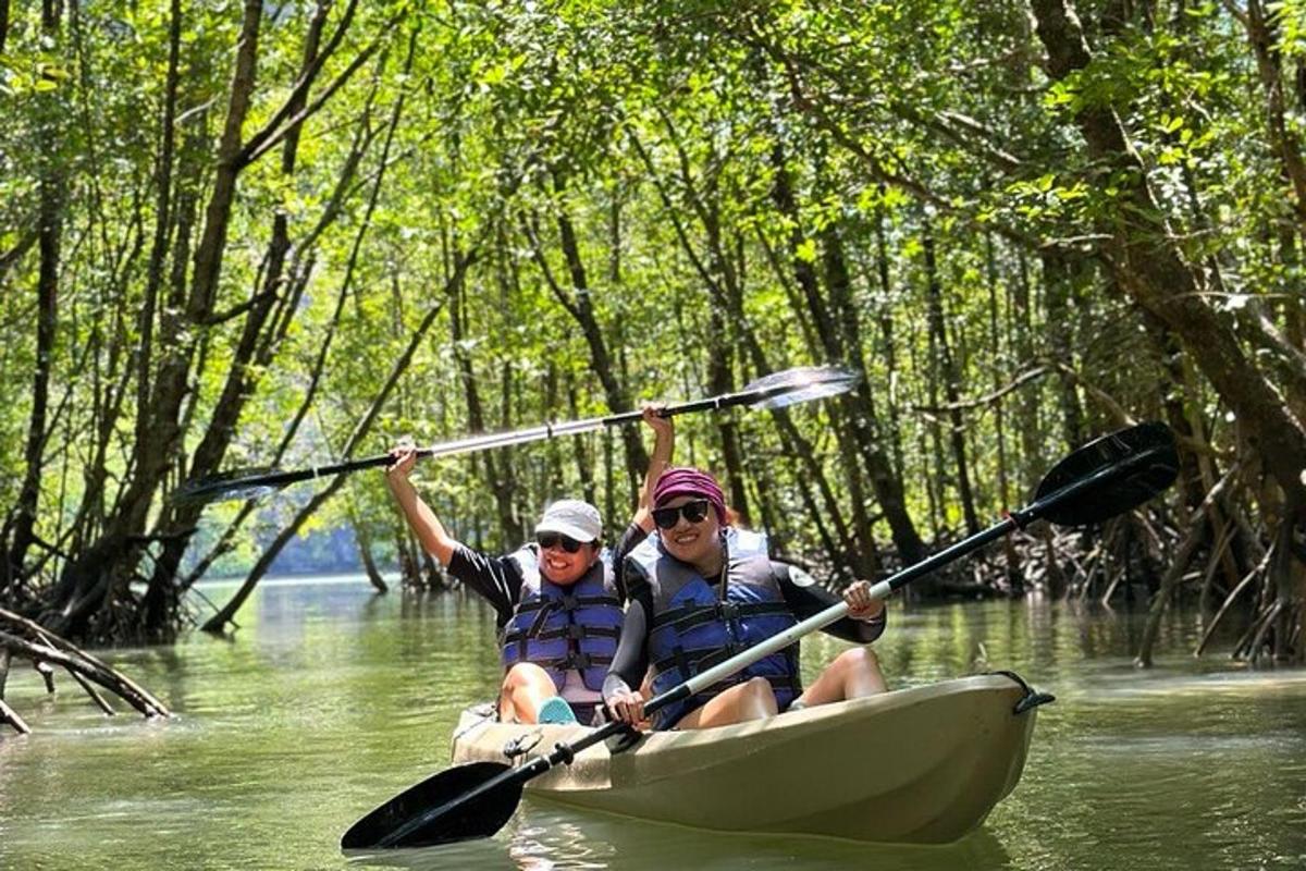 due persone in canoa su un fiume