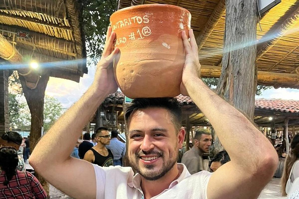 un bărbat care ține o oală pe cap