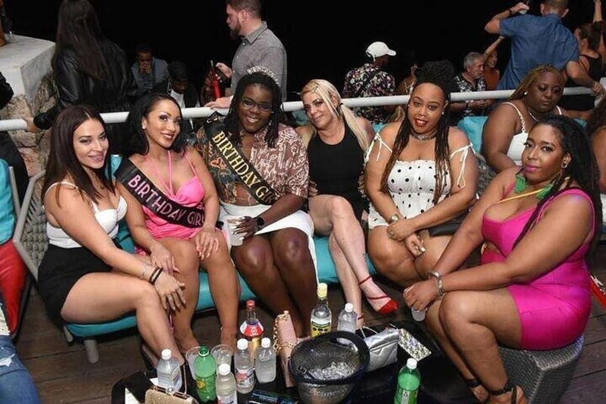 un gruppo di donne sedute su una panchina